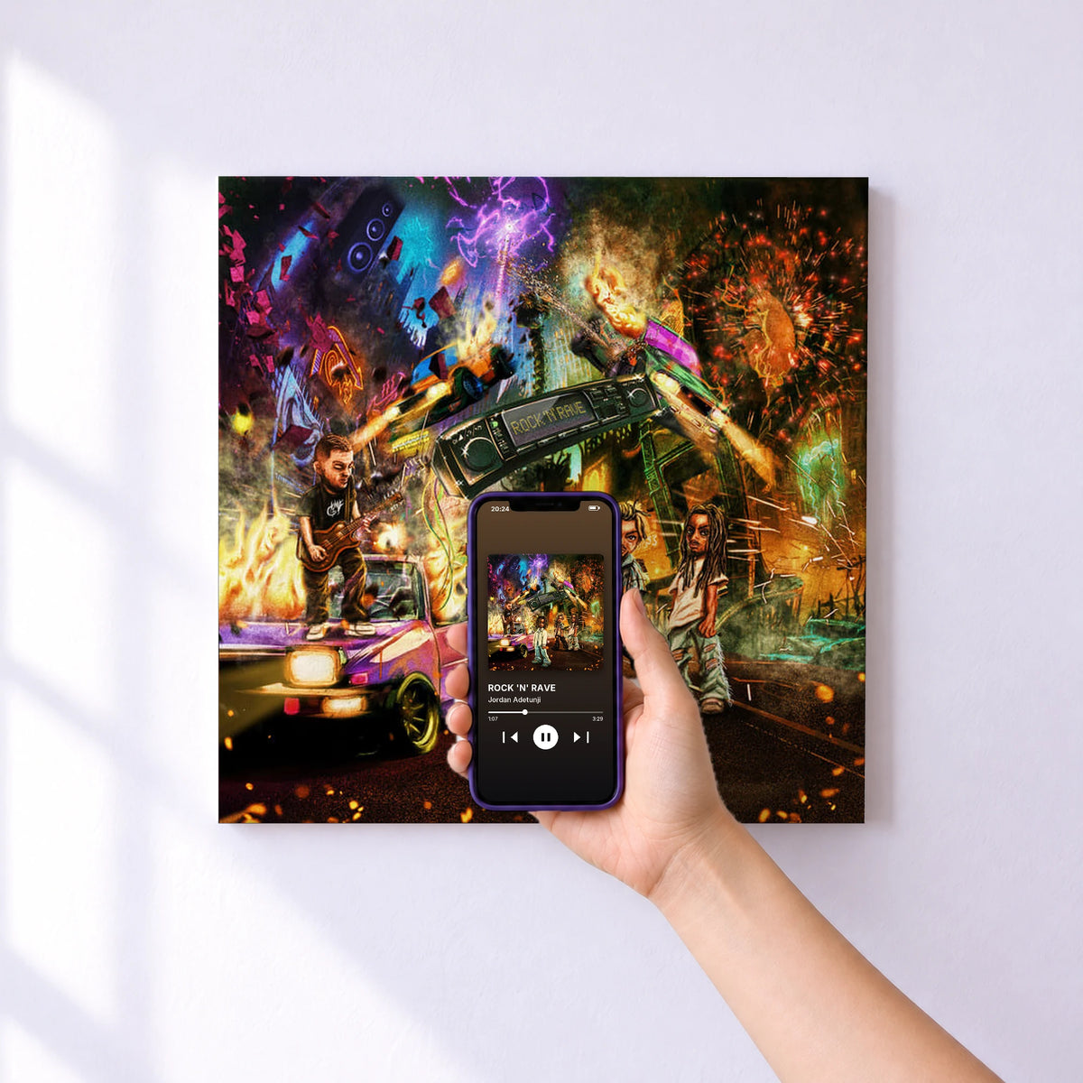 Affiche connectée ROCK 'N' RAVE de Jordan Adetunji au mur : l'album se lance en approchant le téléphone