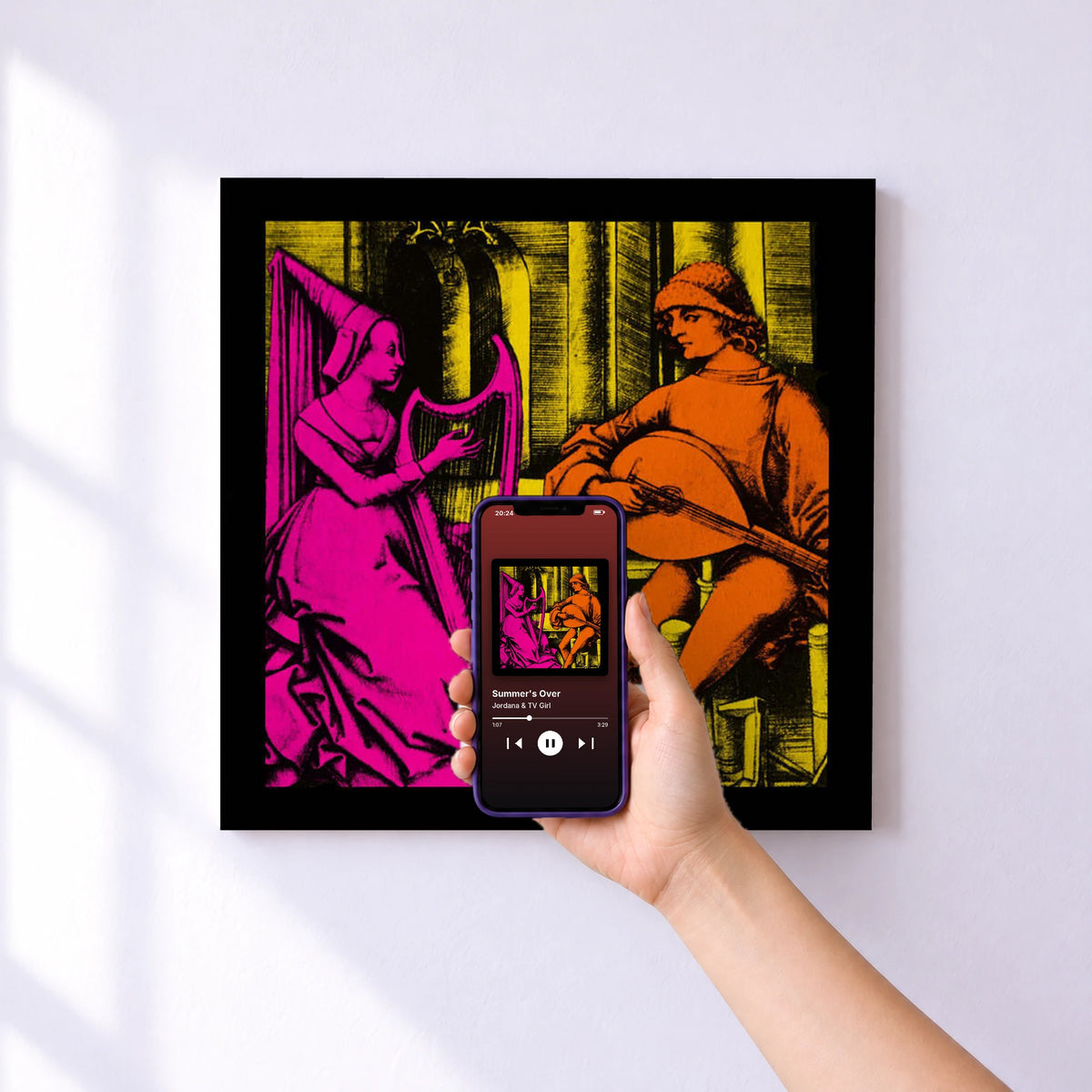Affiche connectée Summer's Over de Jordana & TV Girl au mur : l'album se lance en approchant le téléphone