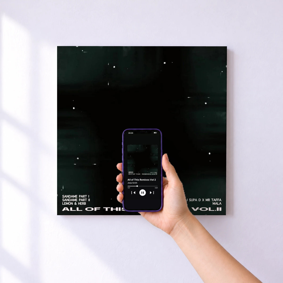 Affiche connectée All of This Remixes Vol 2 de Jorja Smith au mur : l'album se lance en approchant le téléphone