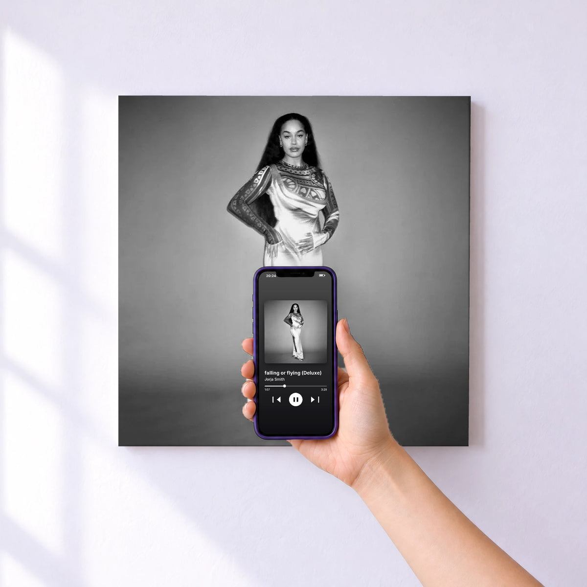 Affiche connectée falling or flying (Deluxe) de Jorja Smith au mur : l'album se lance en approchant le téléphone