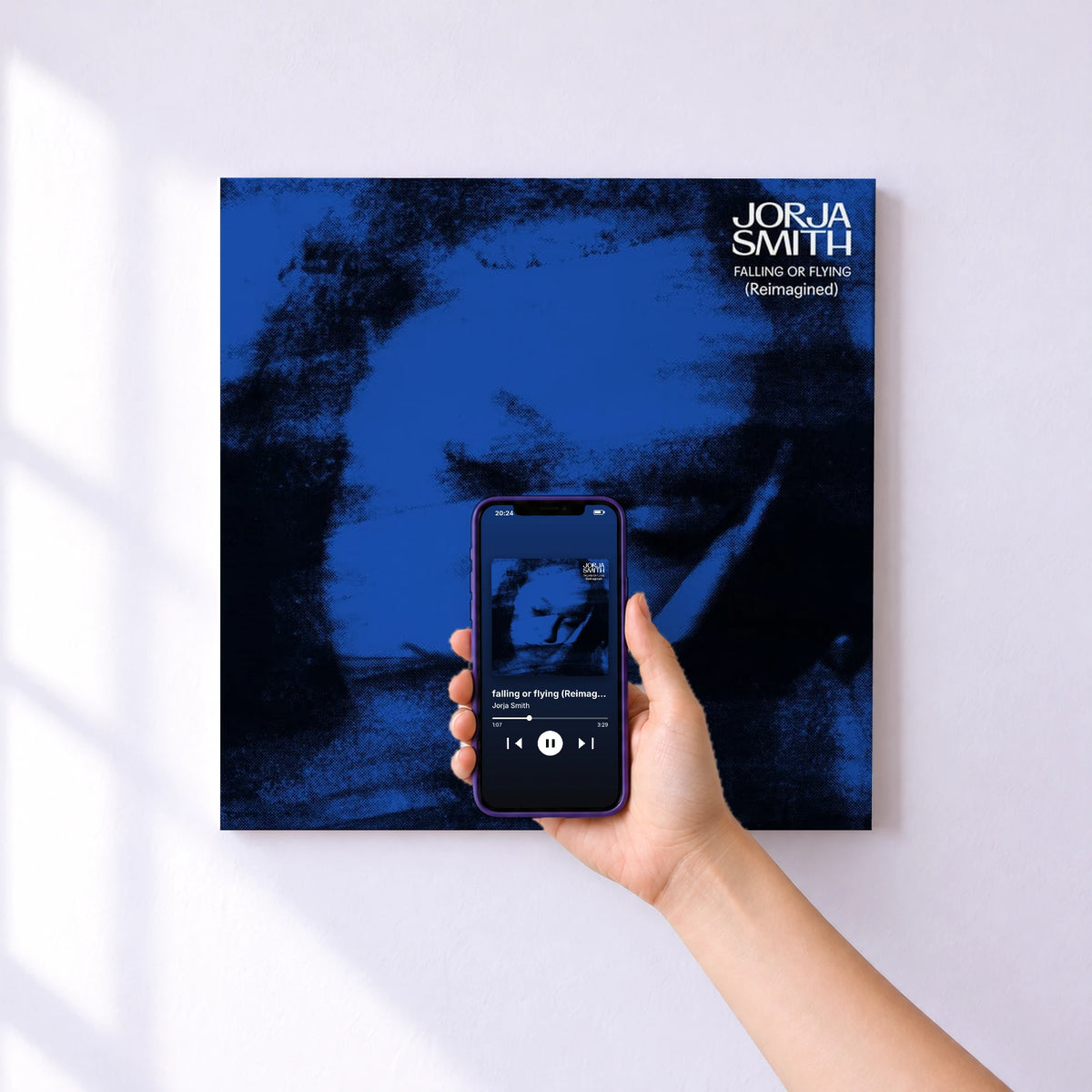 Affiche connectée falling or flying (Reimagined) de Jorja Smith au mur : l'album se lance en approchant le téléphone