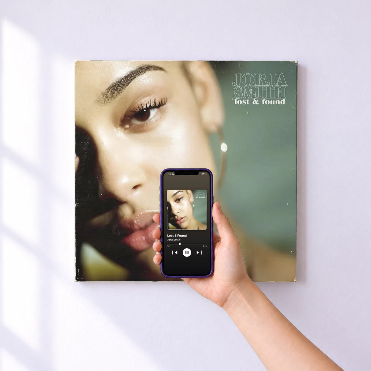 Affiche connectée Lost & Found de Jorja Smith au mur : l'album se lance en approchant le téléphone