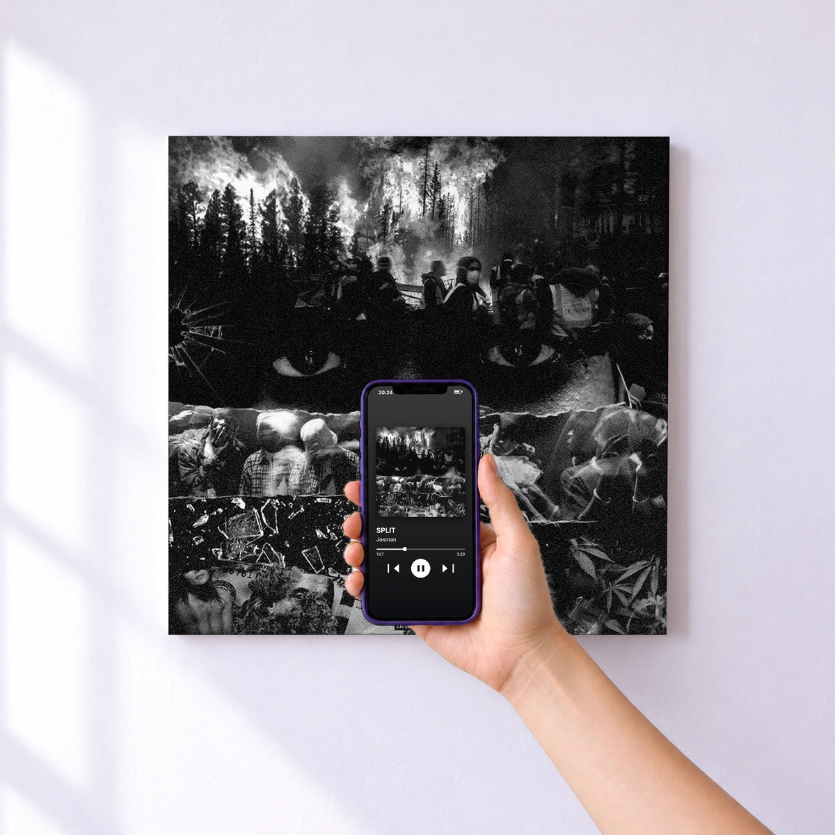 Affiche connectée SPLIT de Josman au mur : l'album se lance en approchant le téléphone