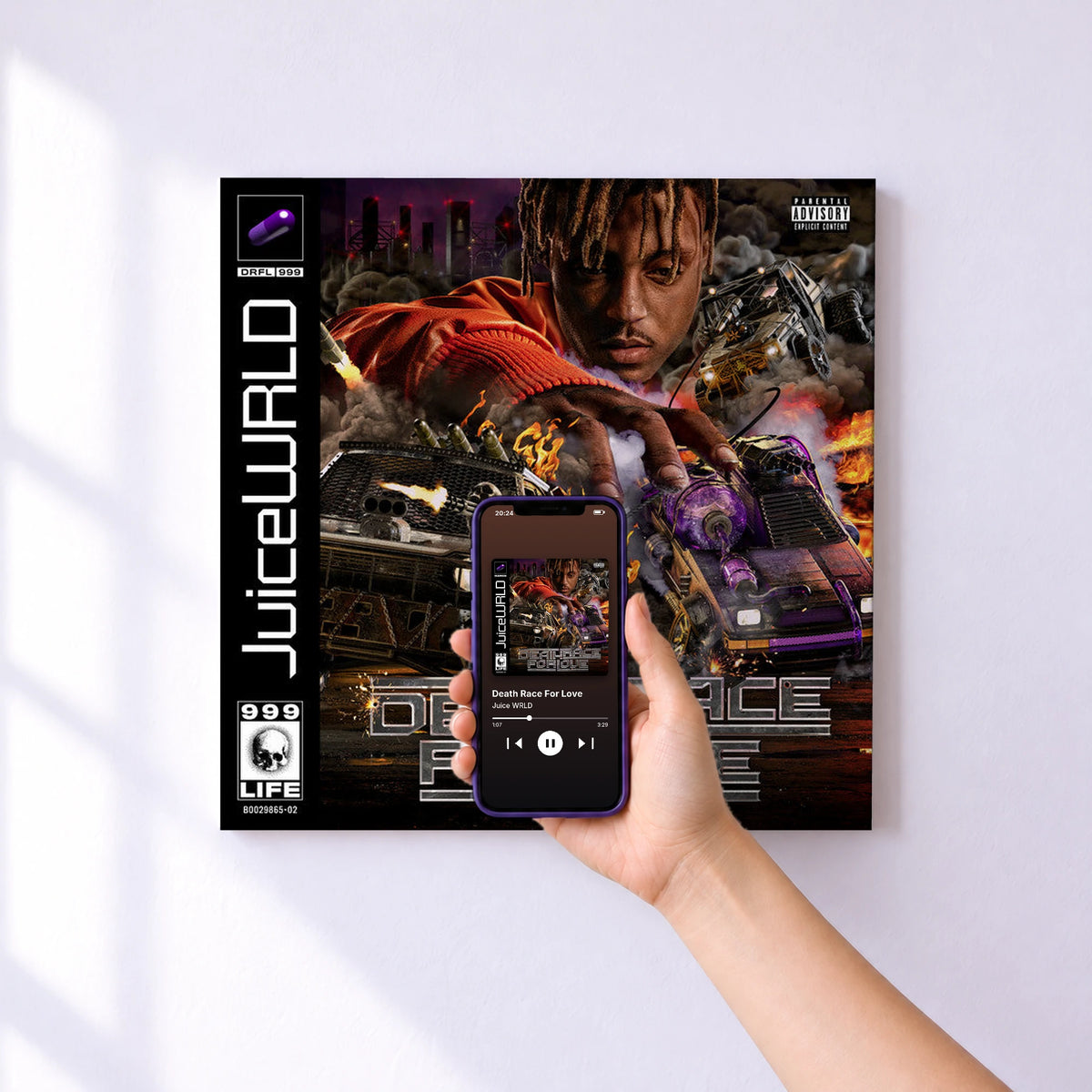 Affiche connectée Death Race For Love de Juice WRLD au mur : l'album se lance en approchant le téléphone