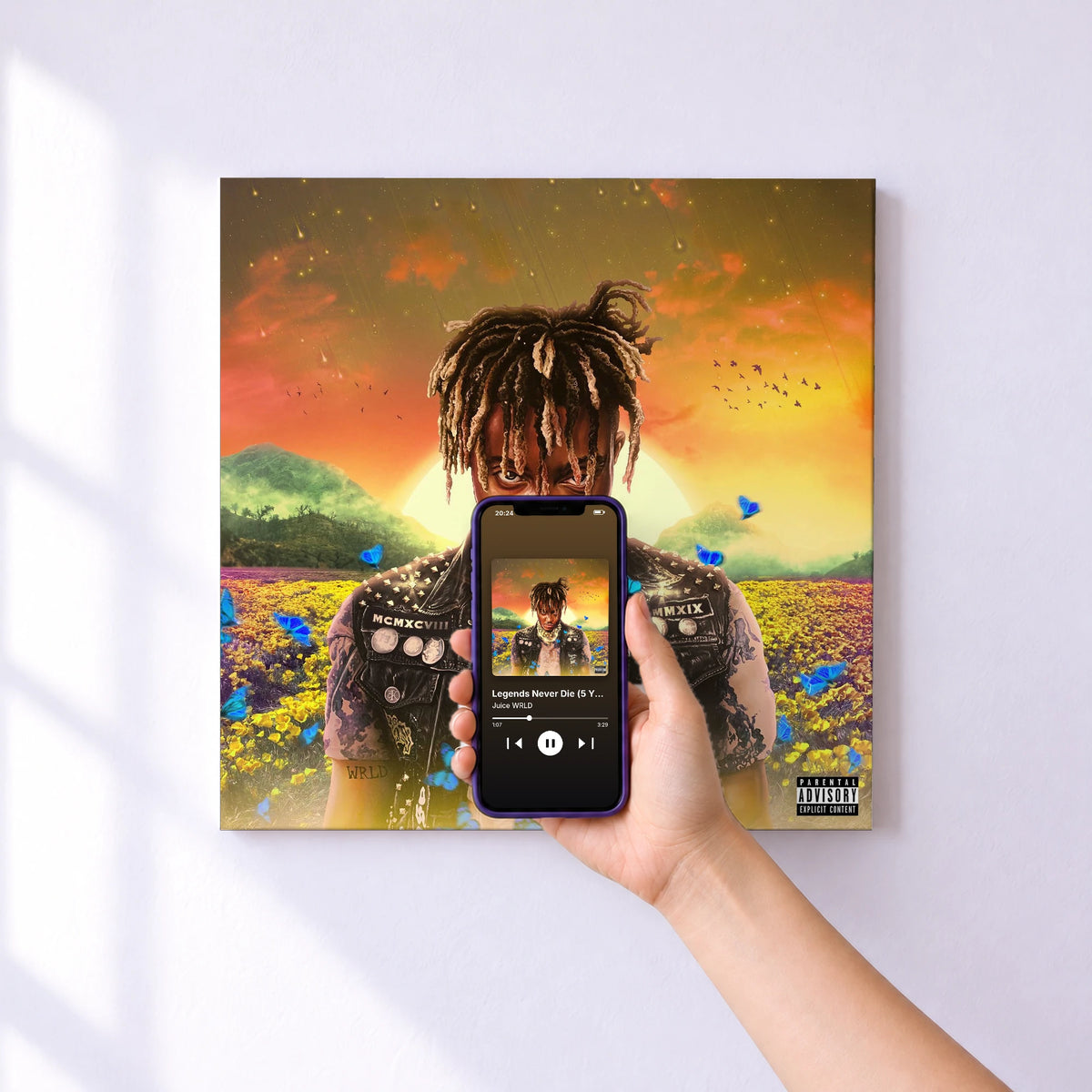 Affiche connectée Legends Never Die (5 Year Anniversary Edition) de Juice WRLD au mur : l'album se lance en approchant le téléphone