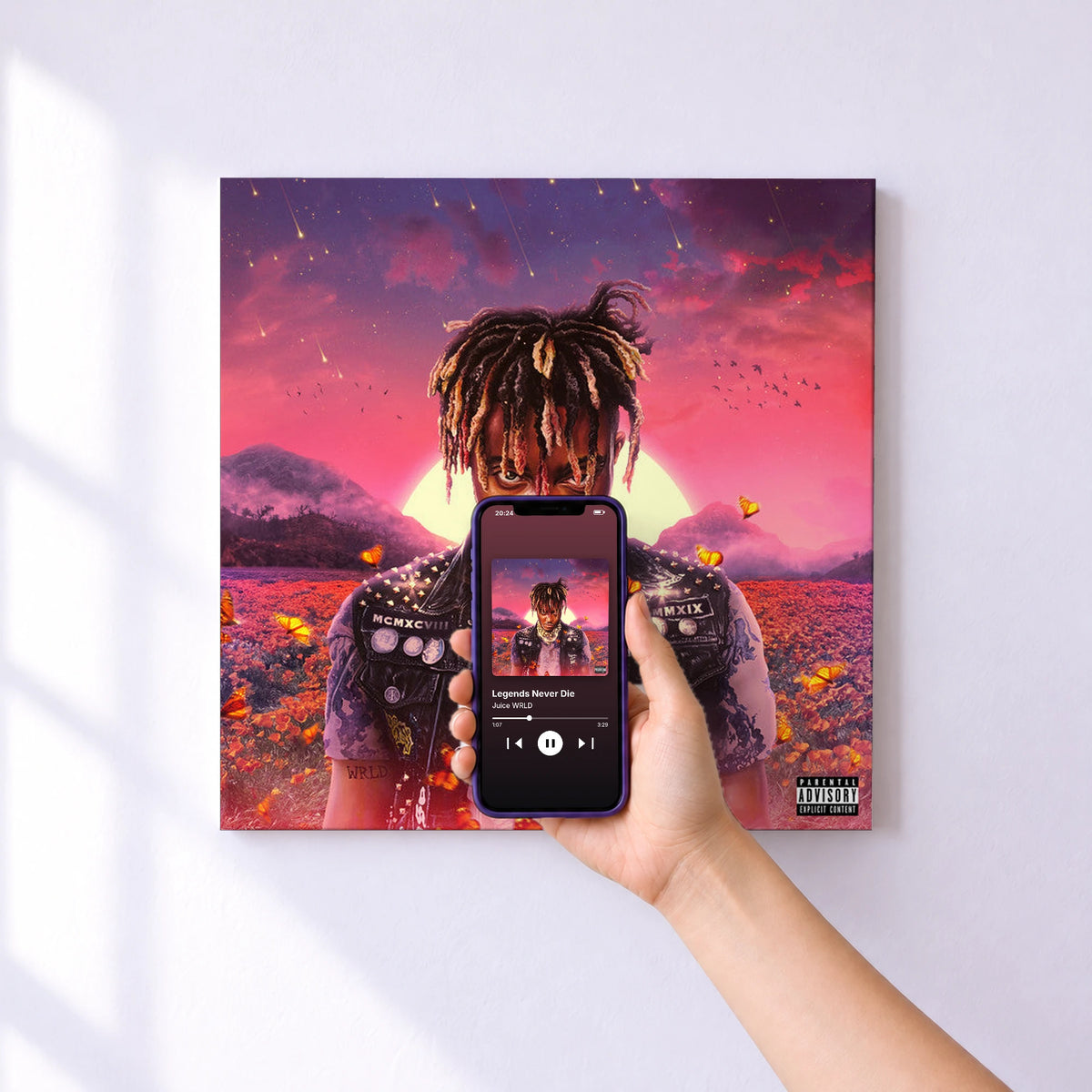 Affiche connectée Legends Never Die de Juice WRLD au mur : l'album se lance en approchant le téléphone