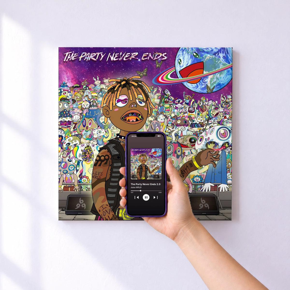 Affiche connectée The Party Never Ends 2.0 de Juice WRLD au mur : l'album se lance en approchant le téléphone