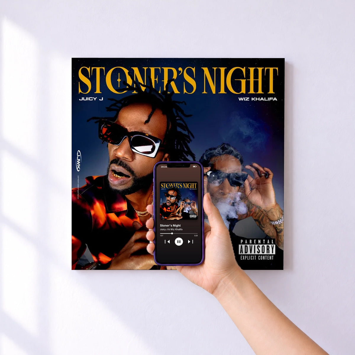 Affiche connectée Stoner's Night de Juicy J & Wiz Khalifa au mur : l'album se lance en approchant le téléphone