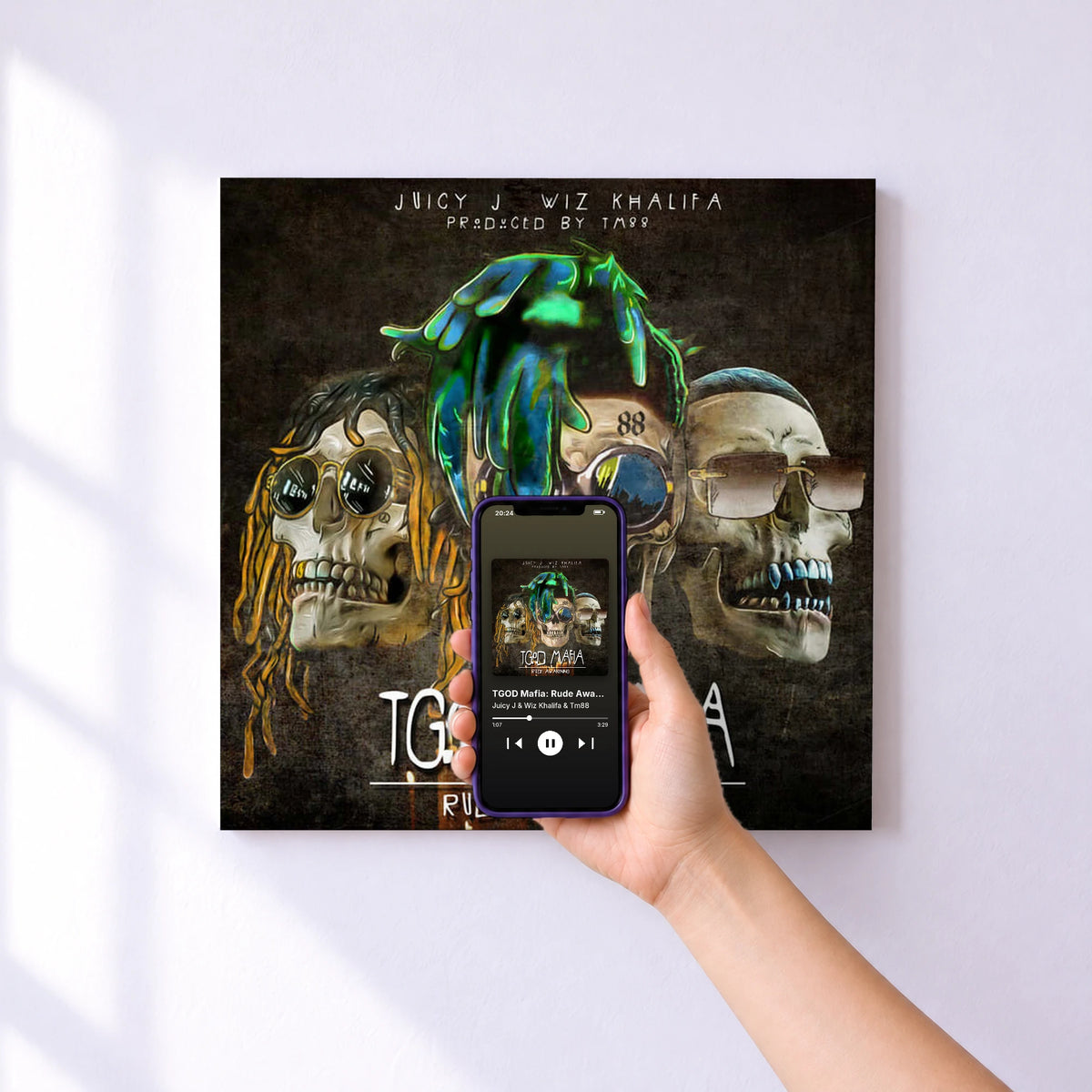 Affiche connectée TGOD Mafia: Rude Awakening de Juicy J & Wiz Khalifa & Tm88 au mur : l'album se lance en approchant le téléphone