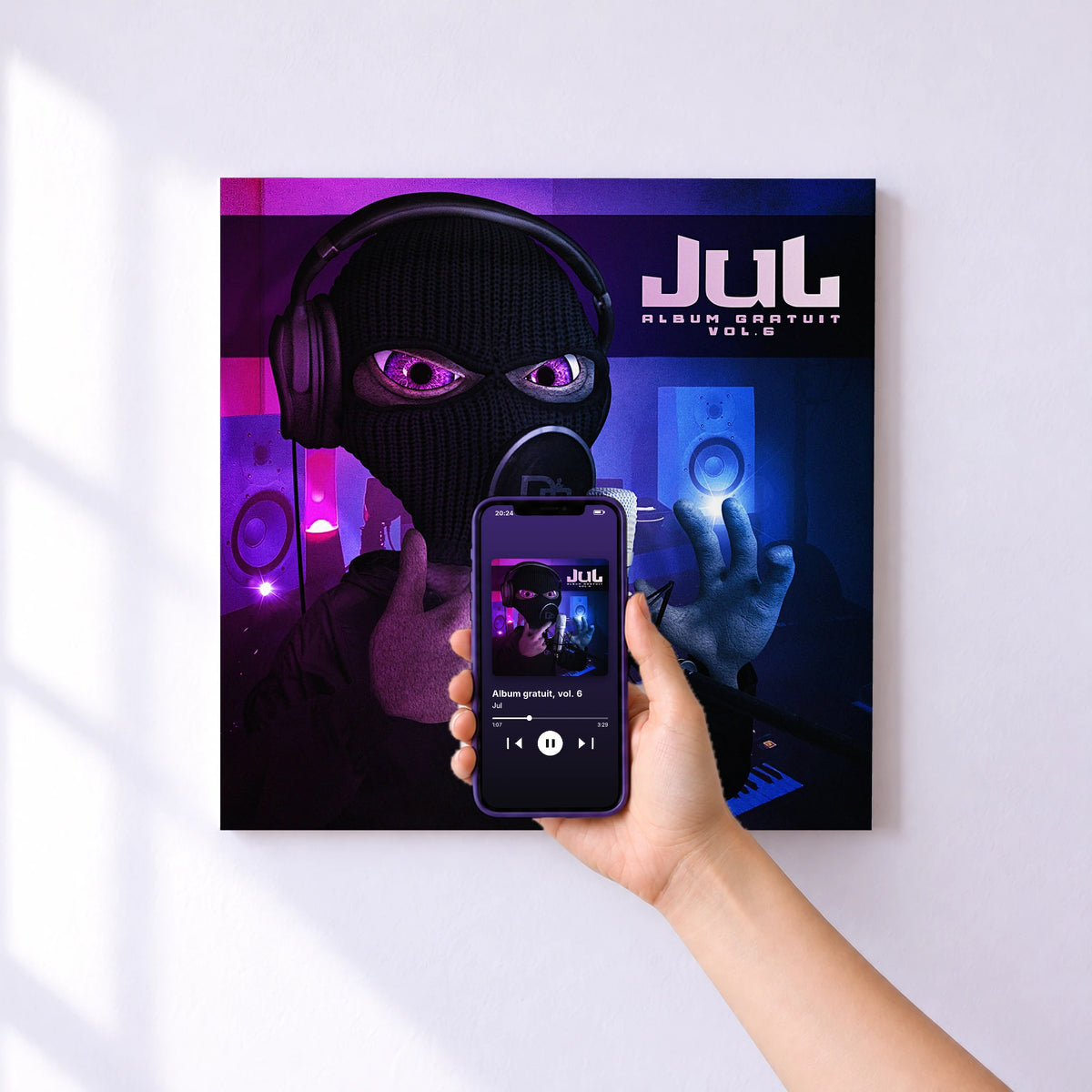 Affiche connectée Album gratuit, vol. 6 de Jul au mur : l'album se lance en approchant le téléphone