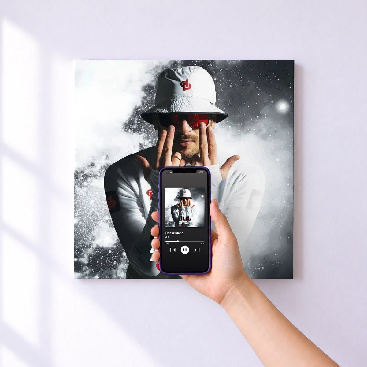 Affiche connectée Coeur blanc de Jul au mur : l'album se lance en approchant le téléphone