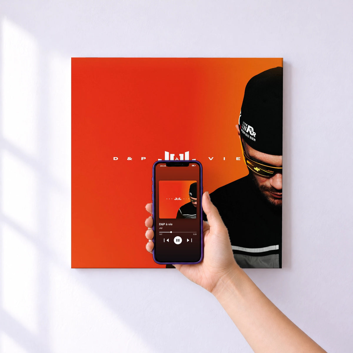 Affiche connectée D&P à vie de Jul au mur : l'album se lance en approchant le téléphone