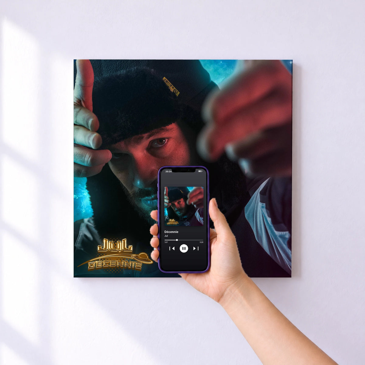 Affiche connectée Décennie de Jul au mur : l'album se lance en approchant le téléphone