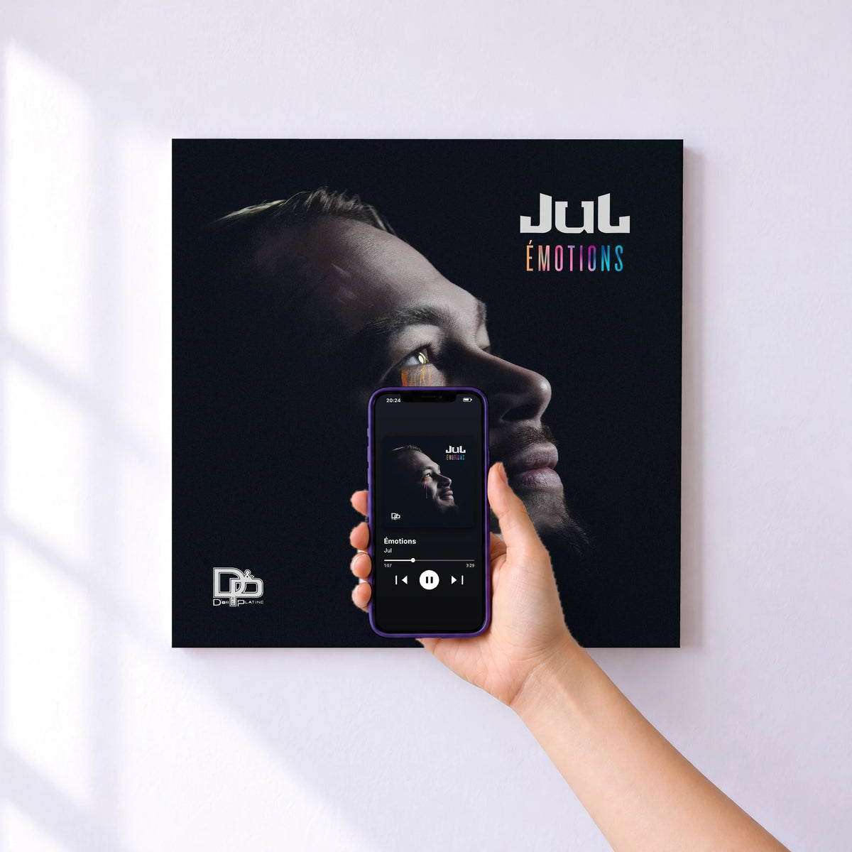 Affiche connectée Émotions de Jul au mur : l'album se lance en approchant le téléphone