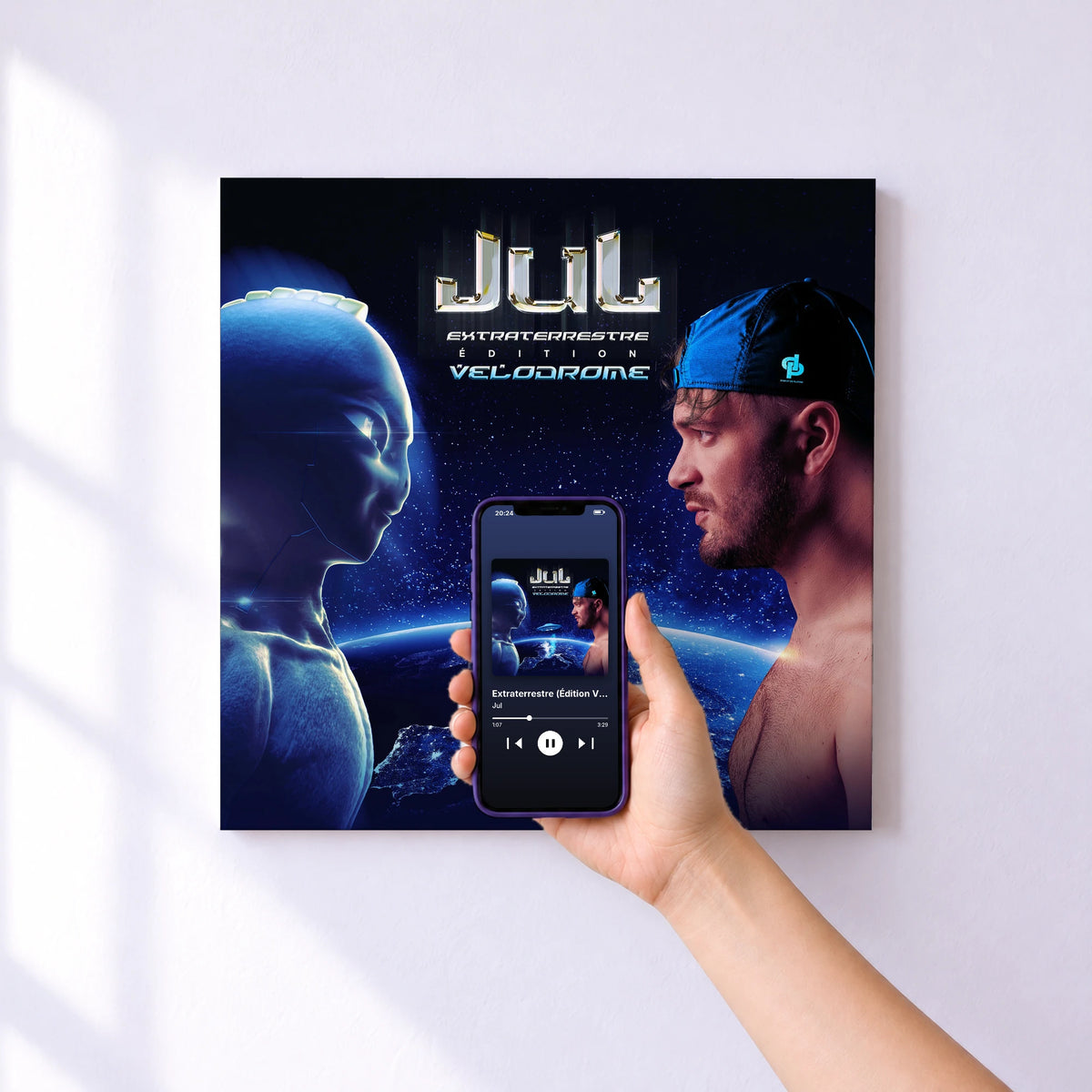 Affiche connectée Extraterrestre (Édition Vélodrome) de Jul au mur : l'album se lance en approchant le téléphone