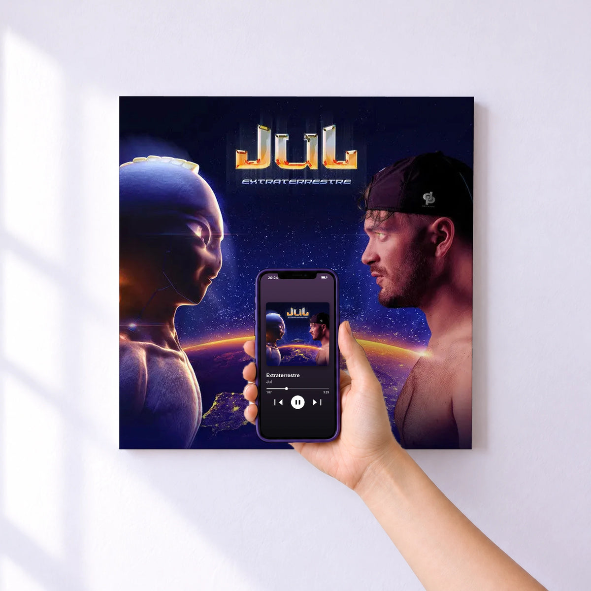Affiche connectée Extraterrestre de Jul au mur : l'album se lance en approchant le téléphone