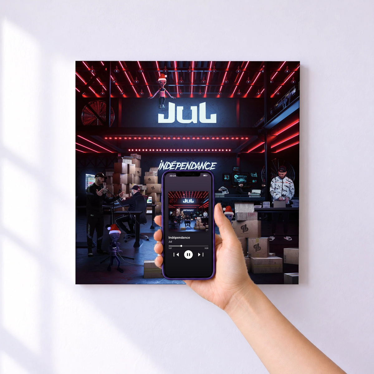 Affiche connectée Indépendance de Jul au mur : l'album se lance en approchant le téléphone