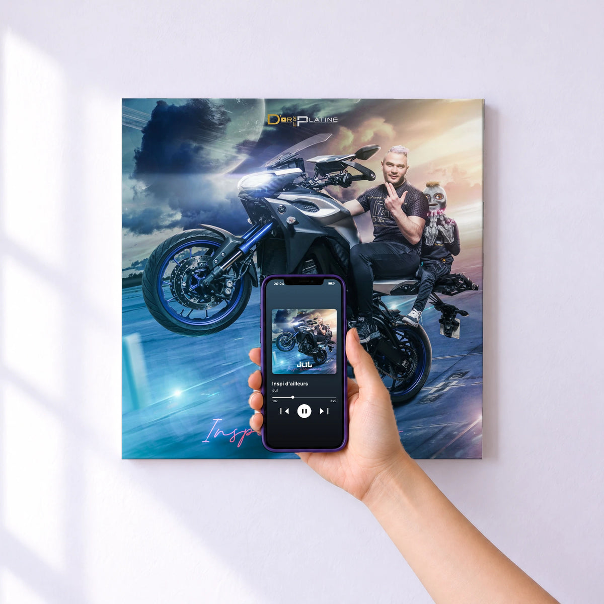 Affiche connectée Inspi d'ailleurs de Jul au mur : l'album se lance en approchant le téléphone