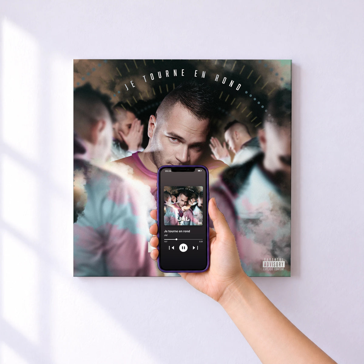 Affiche connectée Je tourne en rond de Jul au mur : l'album se lance en approchant le téléphone