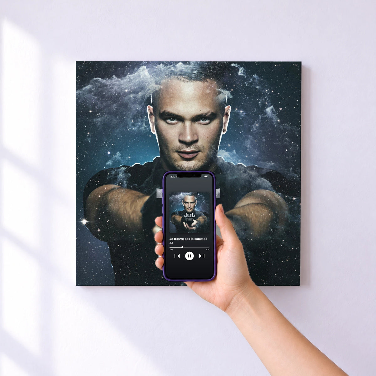 Affiche connectée Je trouve pas le sommeil de Jul au mur : l'album se lance en approchant le téléphone