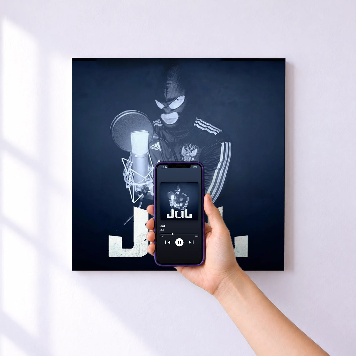 Affiche connectée Jul de Jul au mur : l'album se lance en approchant le téléphone