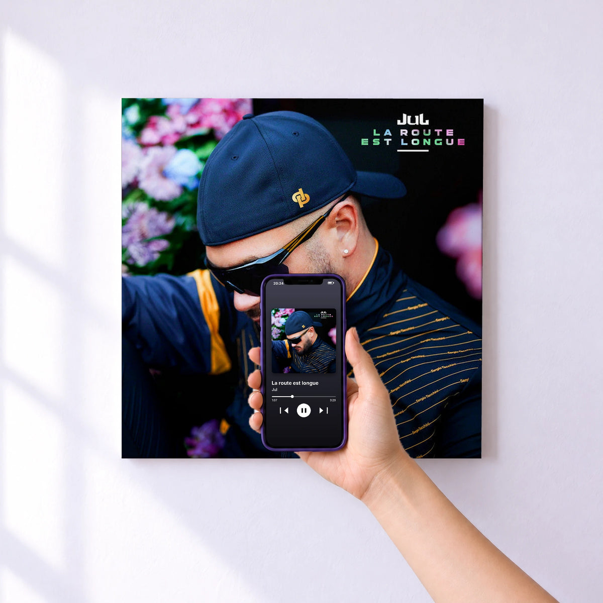 Affiche connectée La route est longue de Jul au mur : l'album se lance en approchant le téléphone