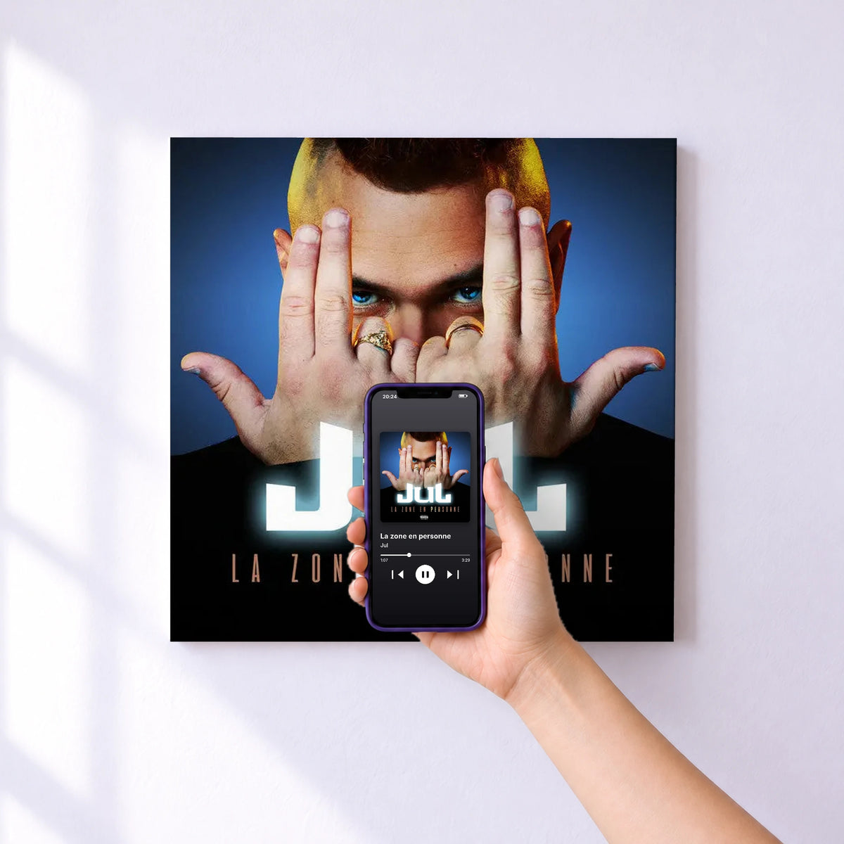 Affiche connectée La zone en personne de Jul au mur : l'album se lance en approchant le téléphone