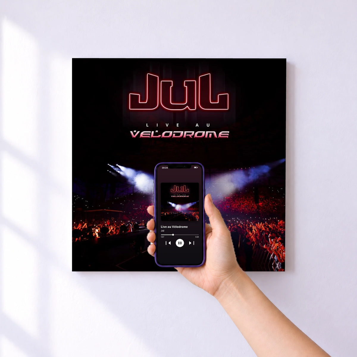 Affiche connectée Live au Vélodrome de Jul au mur : l'album se lance en approchant le téléphone