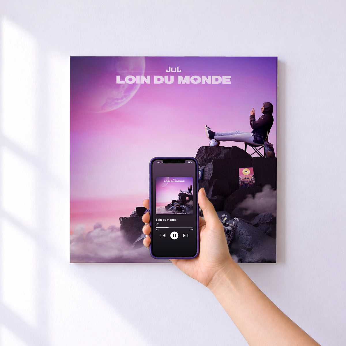 Affiche connectée Loin du monde de Jul au mur : l'album se lance en approchant le téléphone