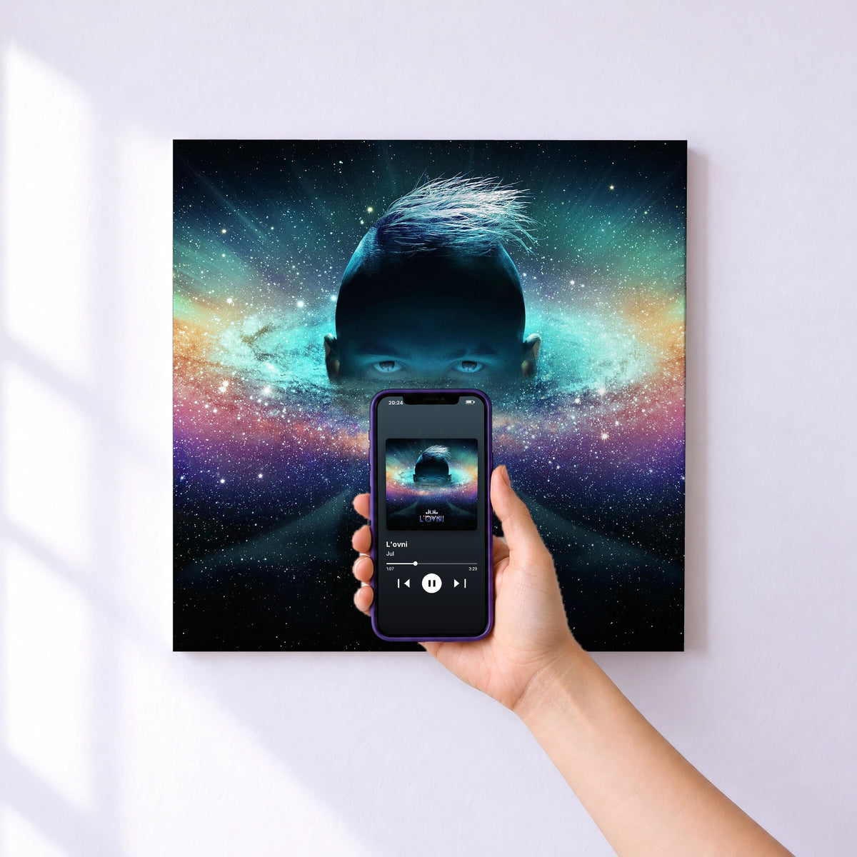 Affiche connectée L'ovni de Jul au mur : l'album se lance en approchant le téléphone