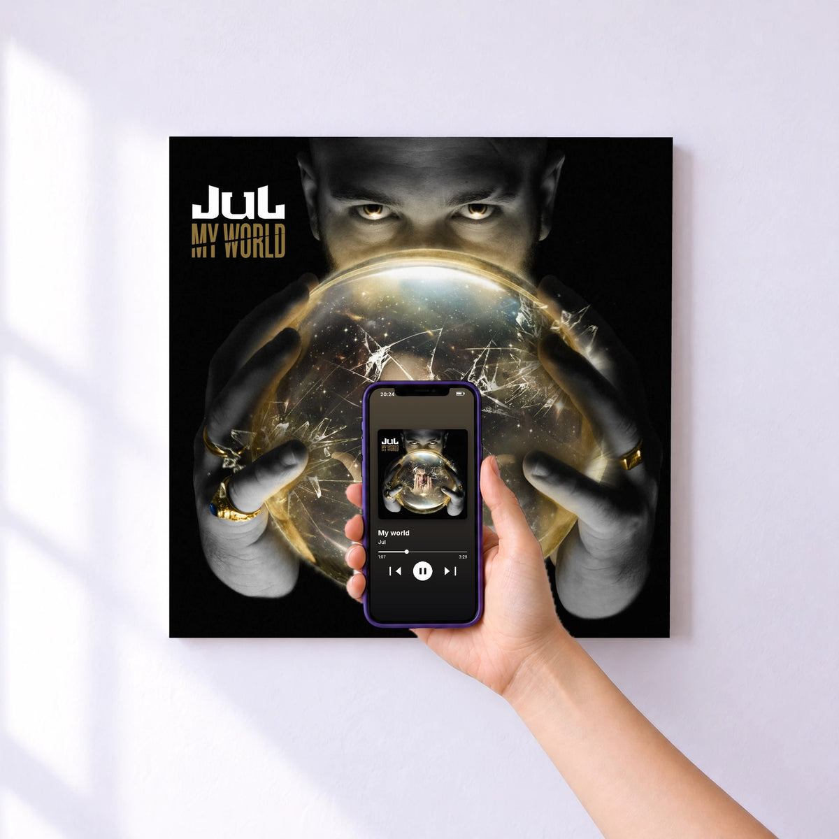 Affiche connectée My world de Jul au mur : l'album se lance en approchant le téléphone