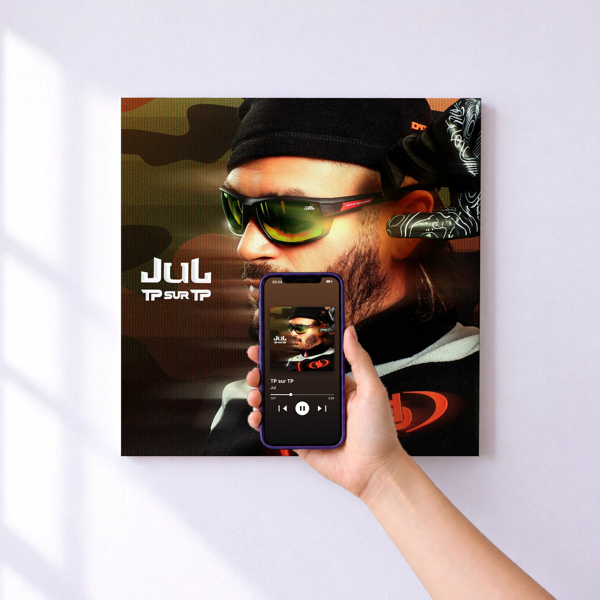 Affiche connectée TP sur TP de Jul au mur : l'album se lance en approchant le téléphone