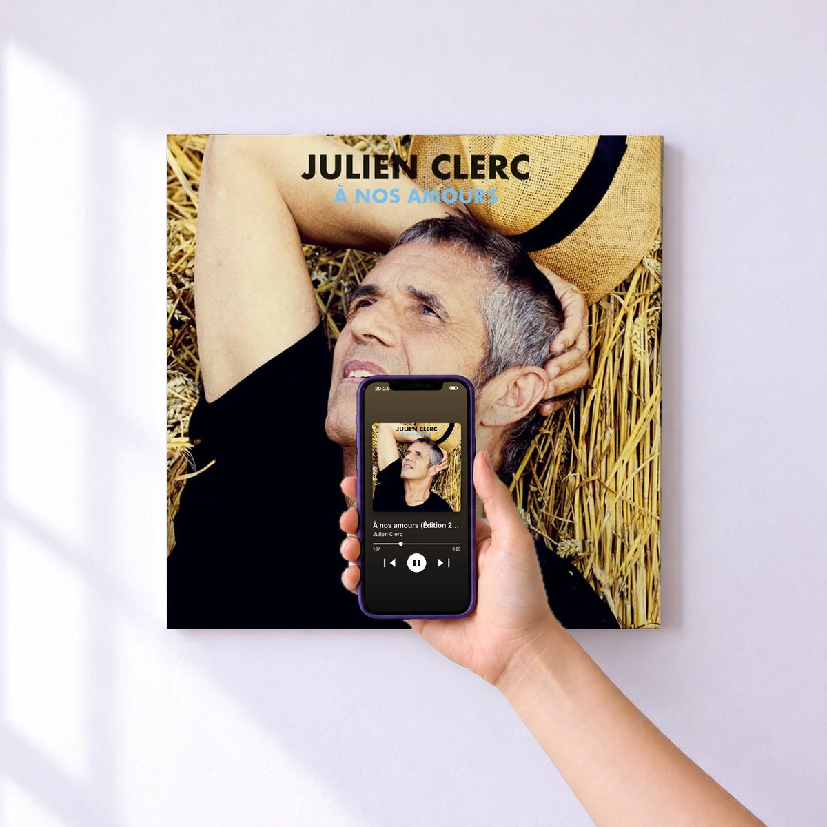 Affiche connectée À nos amours (Édition 2018) de Julien Clerc au mur : l'album se lance en approchant le téléphone