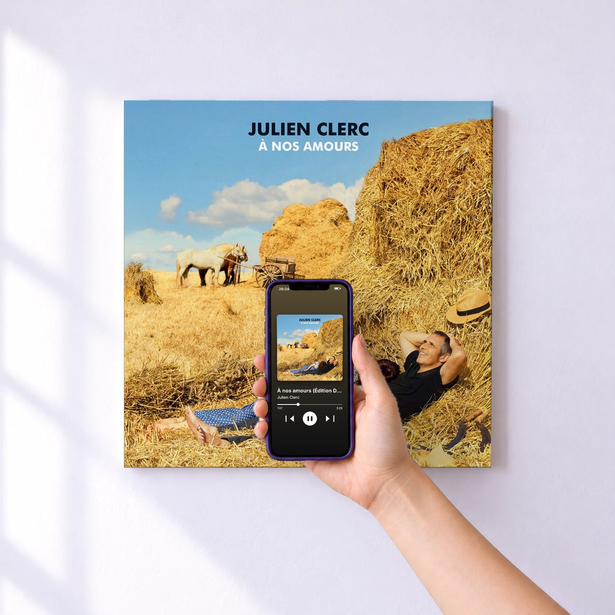 Affiche connectée À nos amours (Édition Deluxe) de Julien Clerc au mur : l'album se lance en approchant le téléphone
