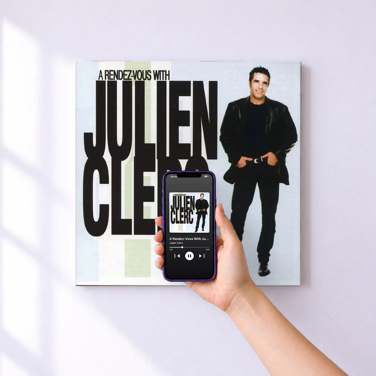 Affiche connectée A Rendez-Vous With Julien Clerc de Julien Clerc au mur : l'album se lance en approchant le téléphone