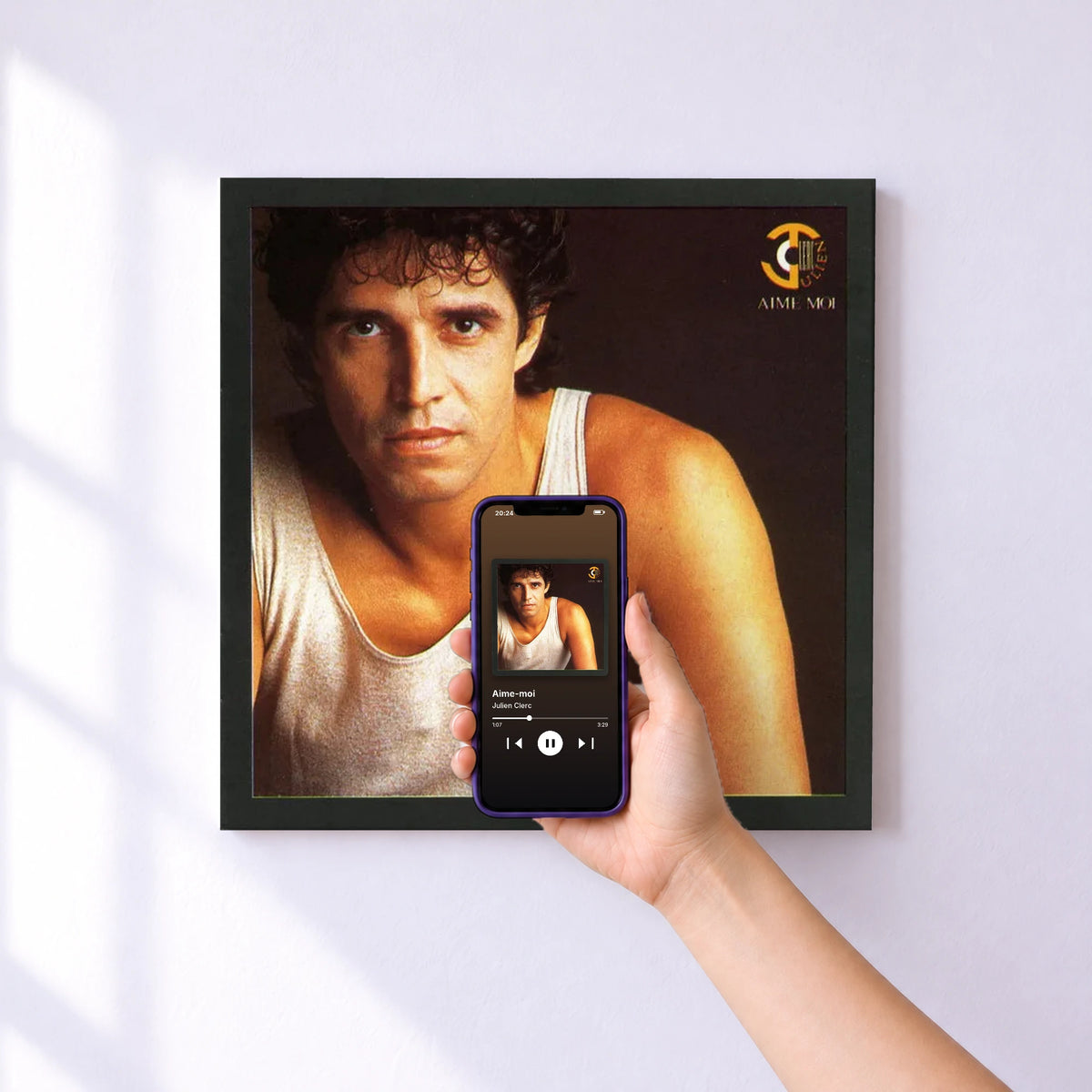 Affiche connectée Aime-moi de Julien Clerc au mur : l'album se lance en approchant le téléphone
