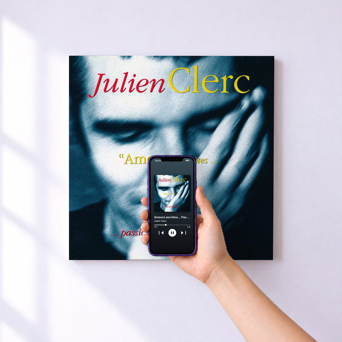 Affiche connectée Amours secrètes... Passion publique (Live) de Julien Clerc au mur : l'album se lance en approchant le téléphone