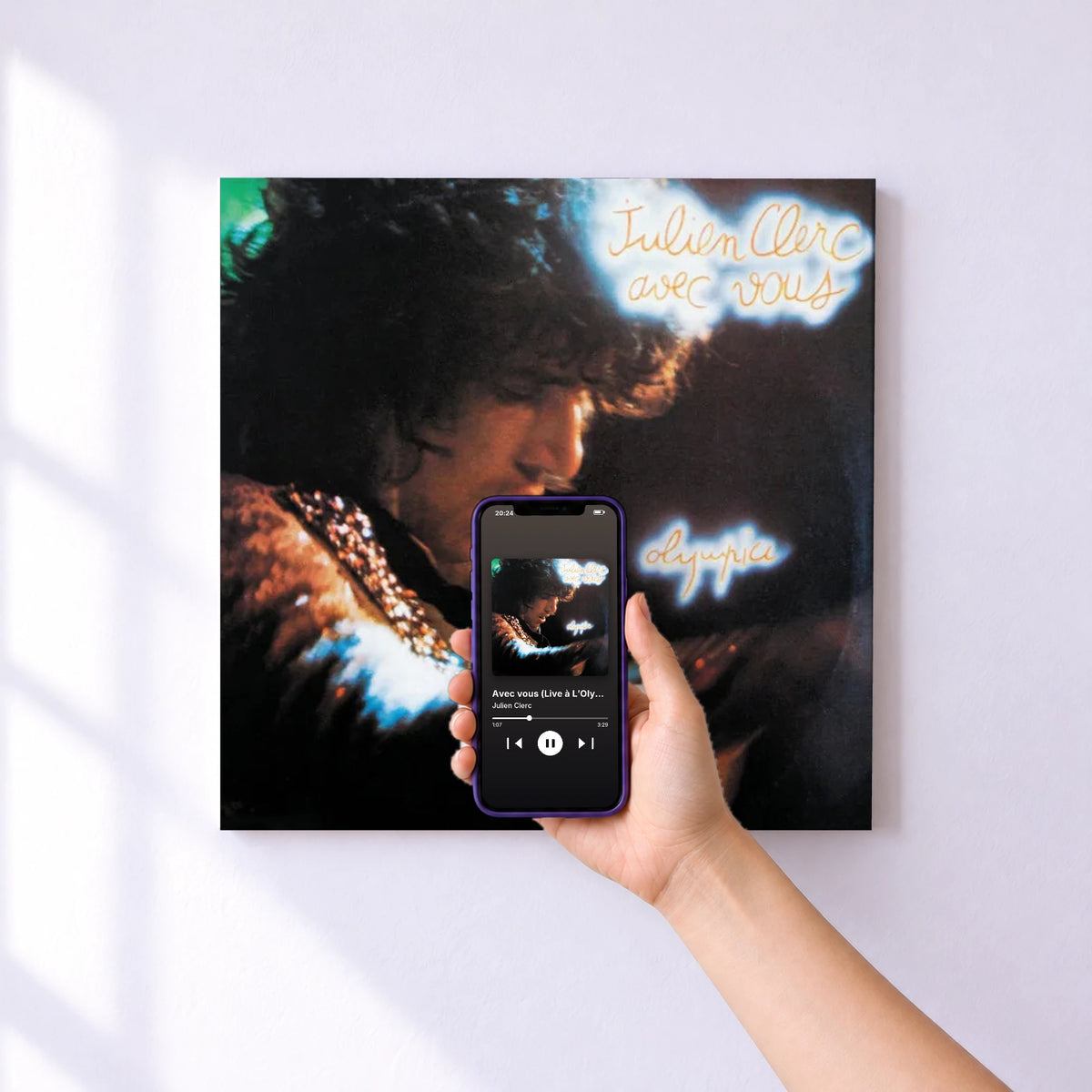Affiche connectée Avec vous (Live à L’Olympia, 1974) de Julien Clerc au mur : l'album se lance en approchant le téléphone