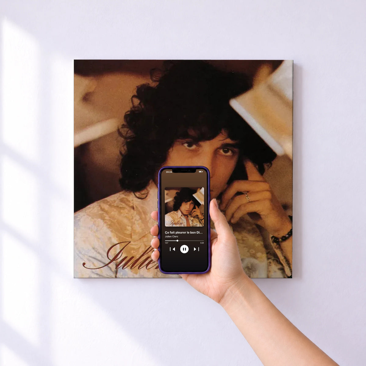 Affiche connectée Ça fait pleurer le bon Dieu (Julien) de Julien Clerc au mur : l'album se lance en approchant le téléphone