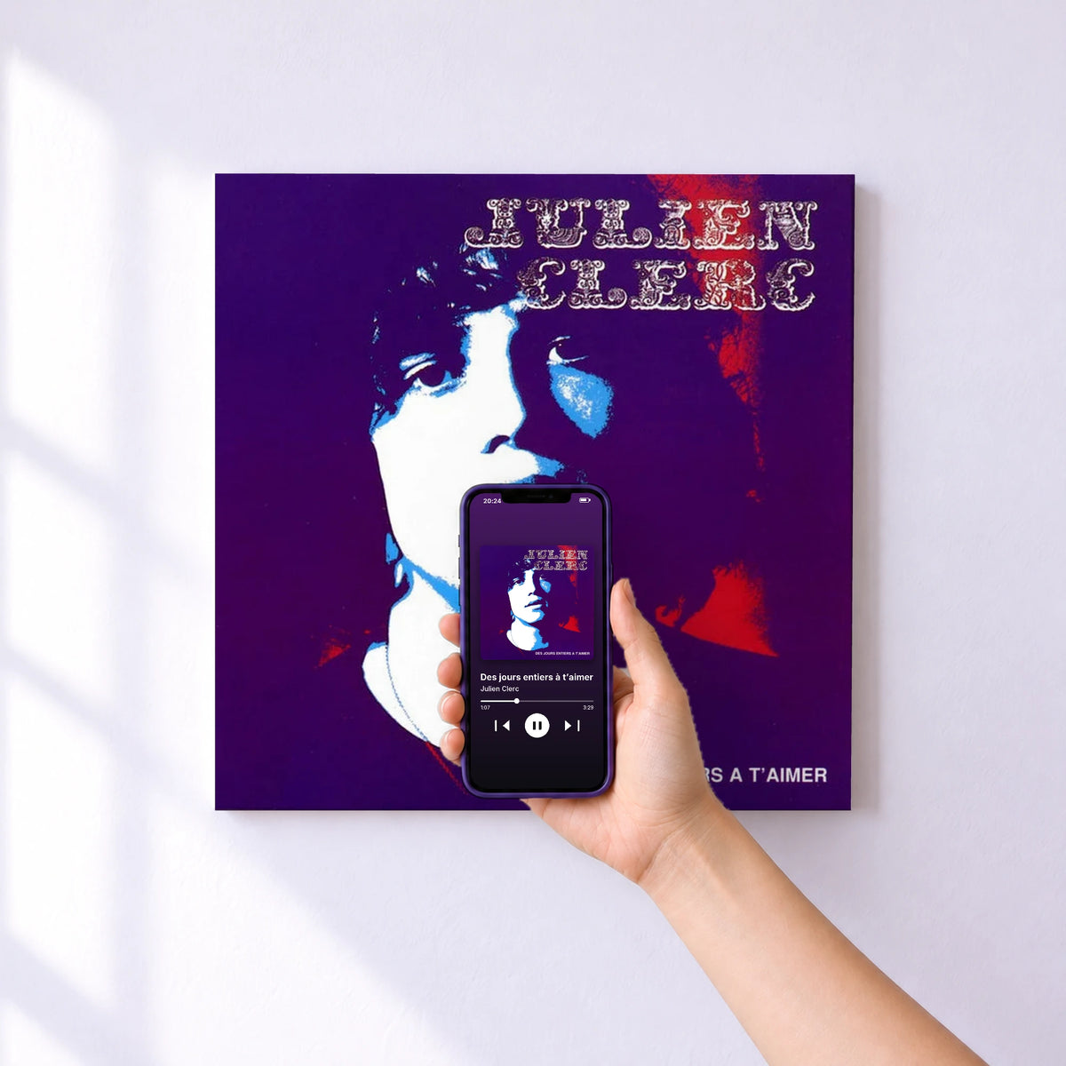 Affiche connectée Des jours entiers à t’aimer de Julien Clerc au mur : l'album se lance en approchant le téléphone