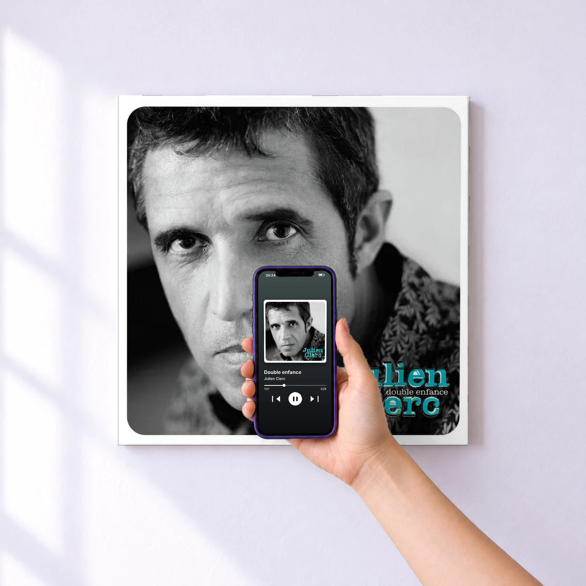 Affiche connectée Double enfance de Julien Clerc au mur : l'album se lance en approchant le téléphone