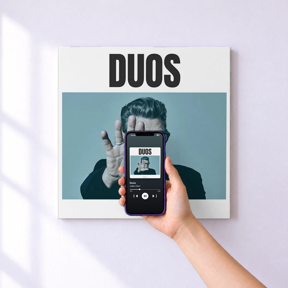 Affiche connectée Duos de Julien Clerc au mur : l'album se lance en approchant le téléphone