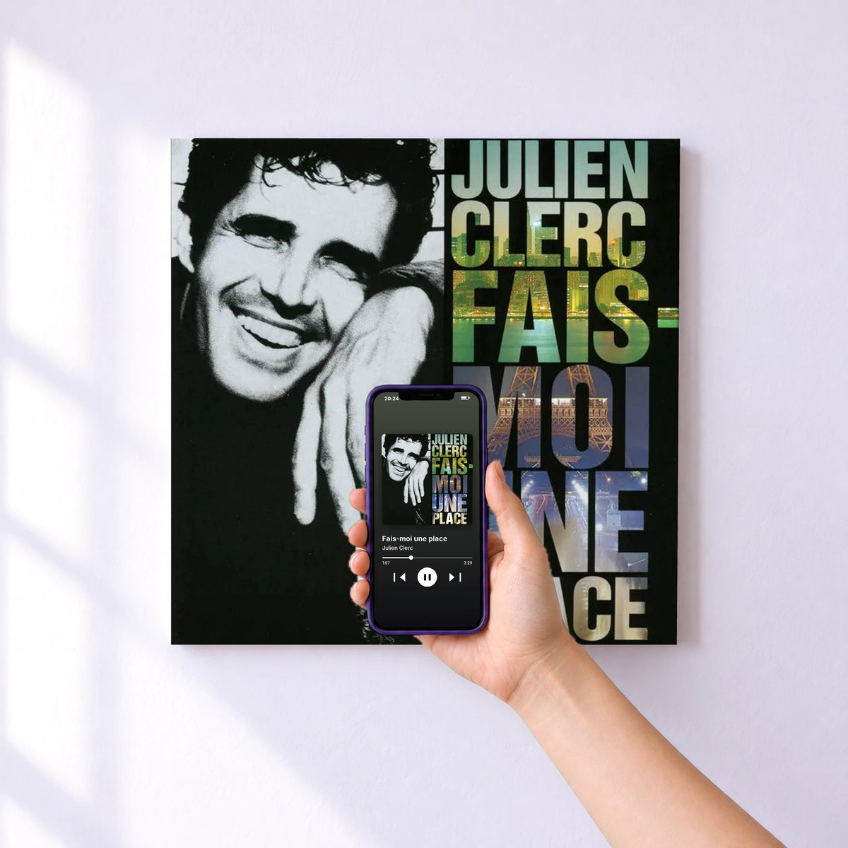 Affiche connectée Fais-moi une place de Julien Clerc au mur : l'album se lance en approchant le téléphone