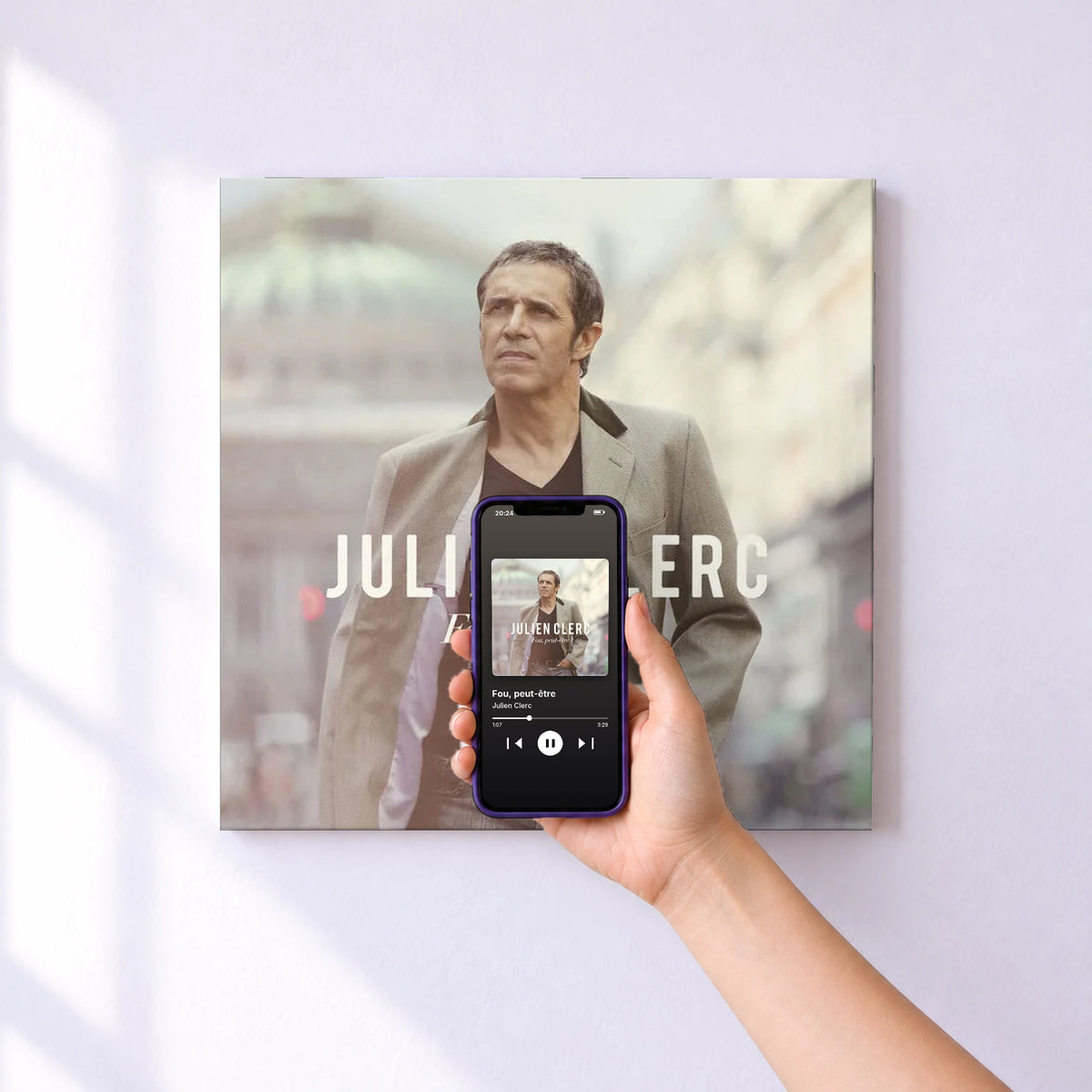 Affiche connectée Fou, peut-être de Julien Clerc au mur : l'album se lance en approchant le téléphone