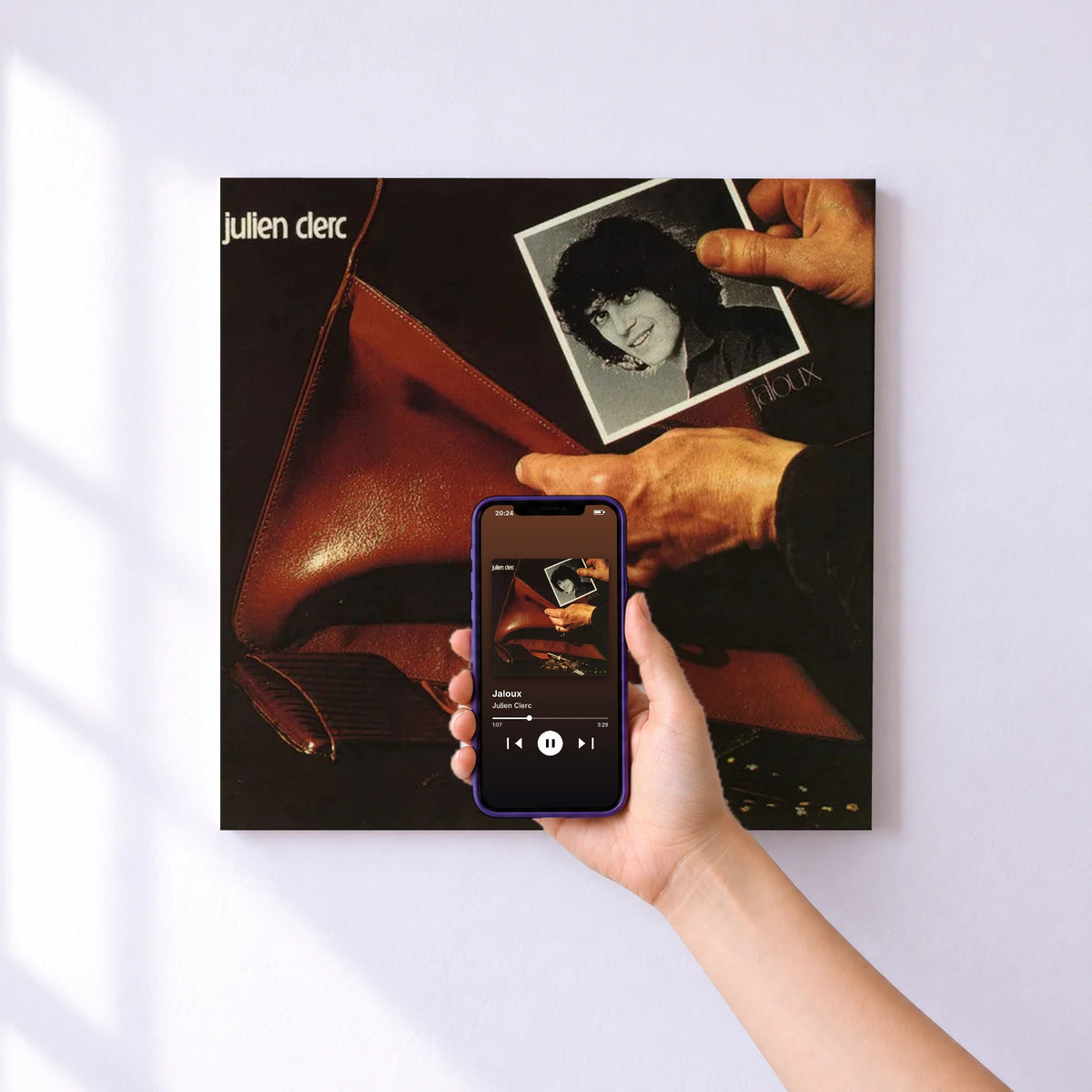 Affiche connectée Jaloux de Julien Clerc au mur : l'album se lance en approchant le téléphone