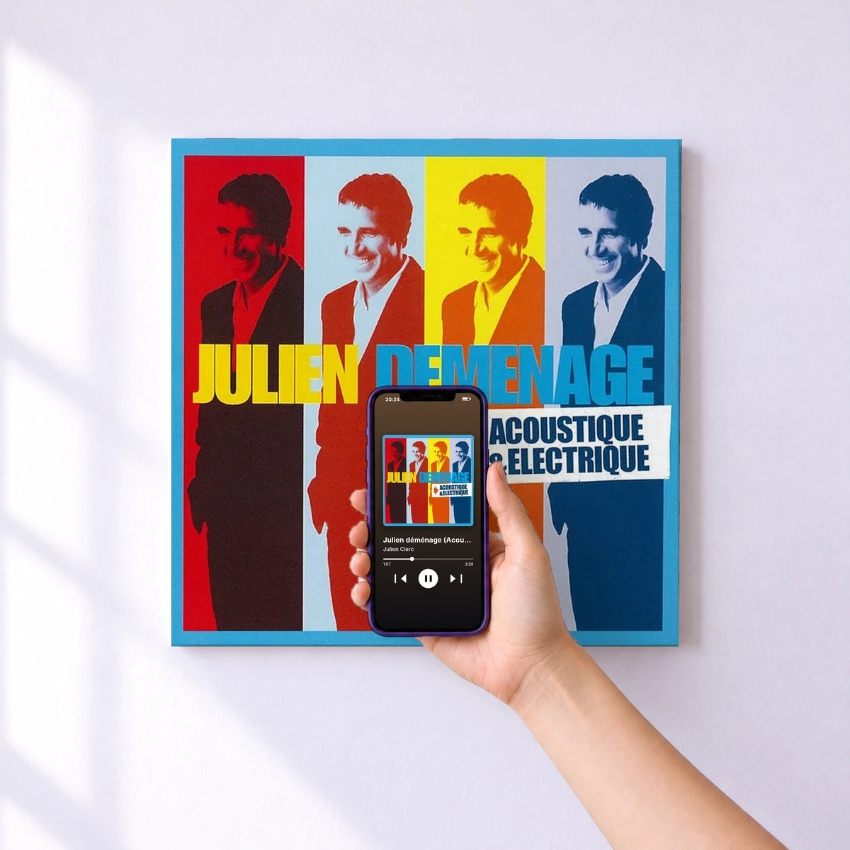 Affiche connectée Julien déménage (Acoustique & électrique) [Live] de Julien Clerc au mur : l'album se lance en approchant le téléphone