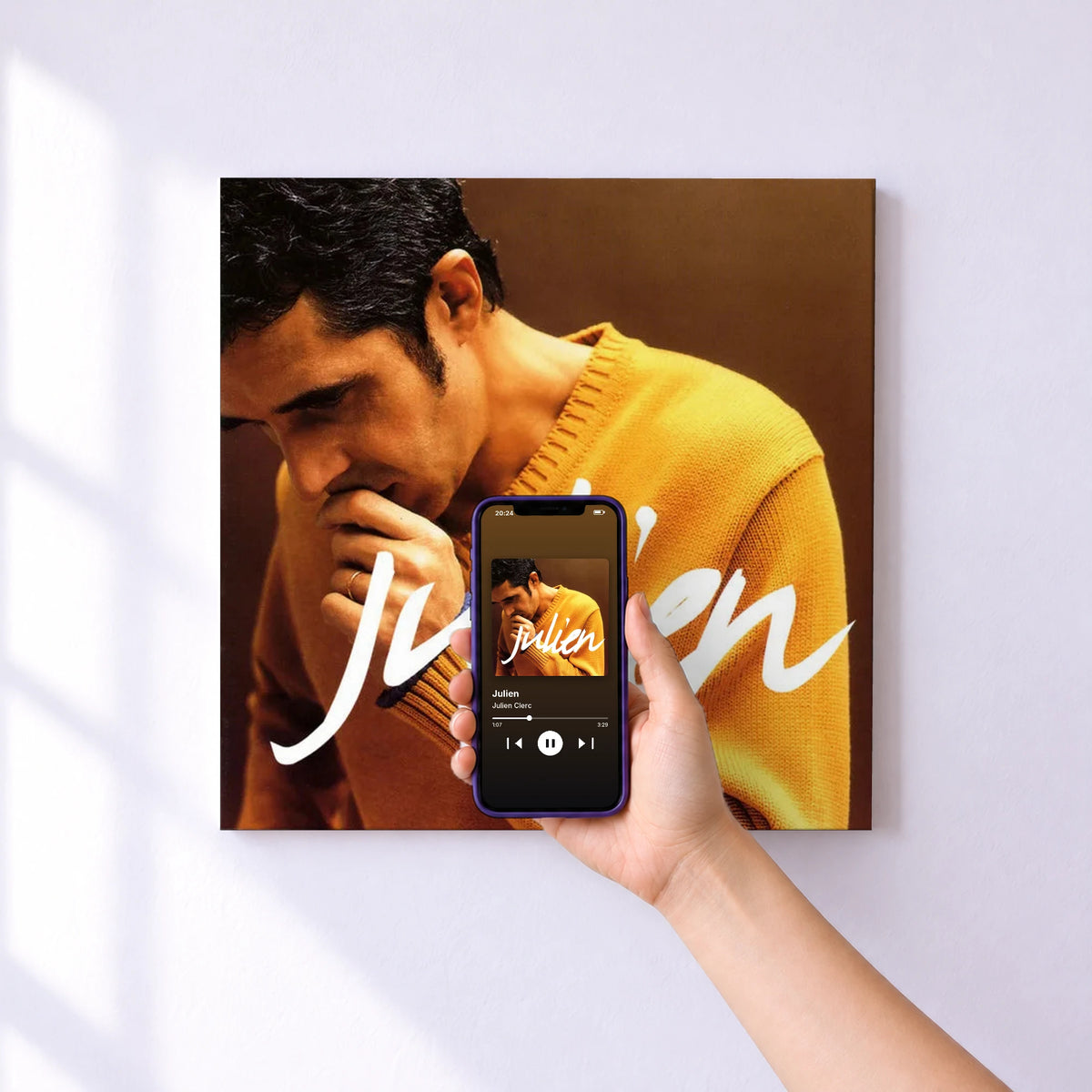 Affiche connectée Julien de Julien Clerc au mur : l'album se lance en approchant le téléphone