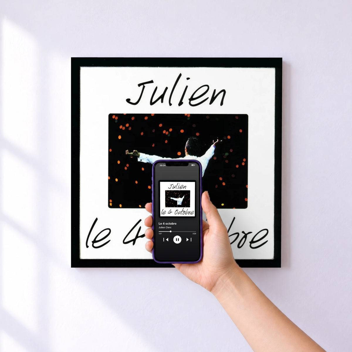 Affiche connectée Le 4 octobre de Julien Clerc au mur : l'album se lance en approchant le téléphone