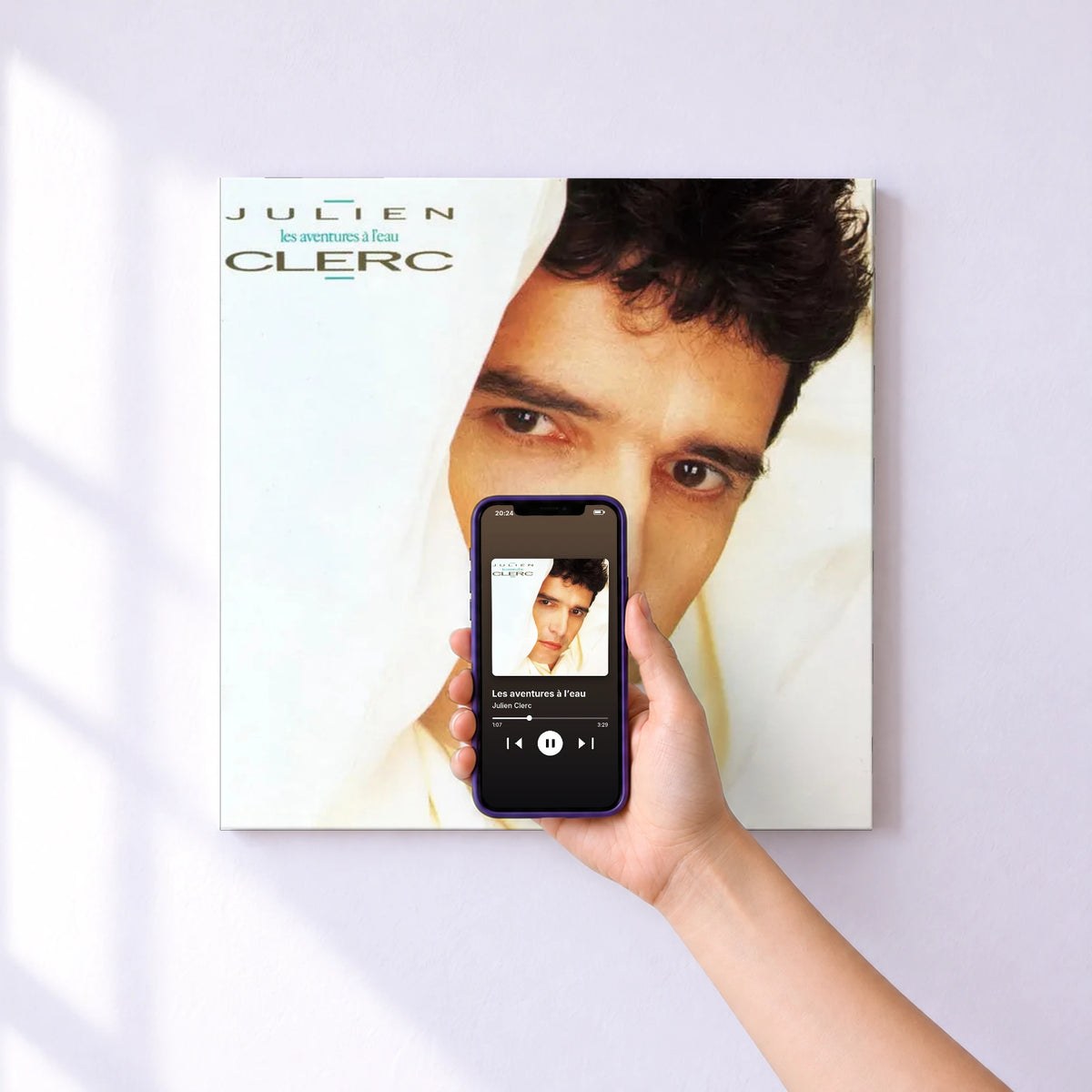 Affiche connectée Les aventures à l’eau de Julien Clerc au mur : l'album se lance en approchant le téléphone