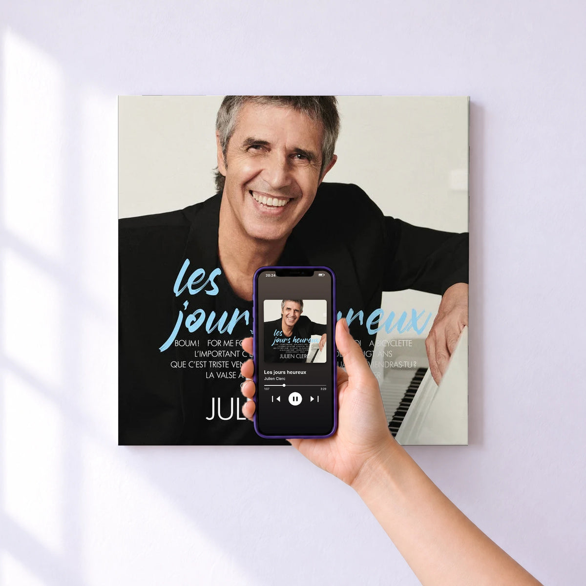 Affiche connectée Les jours heureux de Julien Clerc au mur : l'album se lance en approchant le téléphone